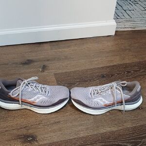 Saucony Triumph 18 Tennis Shoes Womens Size 8.5